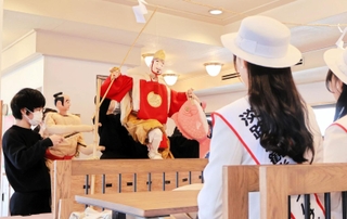 「戎舞」を披露する南淡中学校郷土芸能部＝福良港
