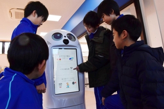 自分たちでプログラミングしたロボットで、動作確認する児童＝陸の港西淡