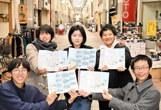 「洲本おさんぽマップ」を手にする洲本高校の生徒と京都大学の学生ら＝洲本市本町６