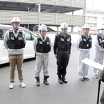 上崎勝規洲本市長の激励を聞く、珠洲市に派遣される洲本市職員ら＝洲本市役所