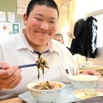 淡路ビーフのすき焼き煮を前にうれしそうに箸を握る生徒＝南あわじ市沼島