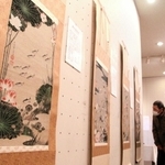 伊藤若冲の色彩を再現した作品が並ぶ会場＝淡路市立サンシャインホール