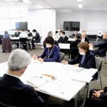 公務員研修協会の高嶋直人代表理事（左奥）から法令順守について学ぶ洲本市の幹部職員＝洲本市役所