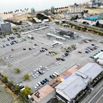 駐車場を囲むように物産館や美術館、文化ホールなどが点在する「道の駅東浦ターミナルパーク」＝淡路市浦（提供写真）