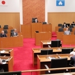 洲本市議会議場で開かれた百条委員会の第６回会合＝洲本市役所