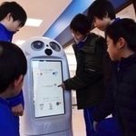 自分たちでプログラミングしたロボットで、動作確認する児童＝陸の港西淡