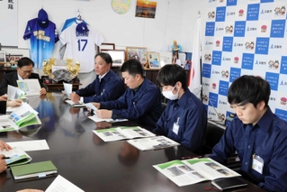 能登派遣について報告する淡路市職員＝淡路市役所