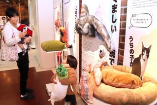 ユーモアあふれる作品が展示された大偏愛展の会場＝ＳＢＲＩＣＫ