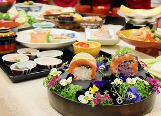 お披露目会では島内の料理人らが考案したサクラマスメニューが並んだ＝南あわじ市志知佐礼尾