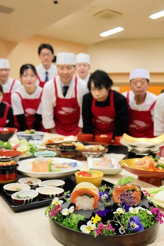お披露目会では島内の料理人らが考案したサクラマスメニューが並んだ＝南あわじ市志知佐礼尾