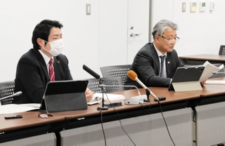 百条委員会の期間について話す木戸隆一郎委員長（左）と柳川真一副委員長＝洲本市役所