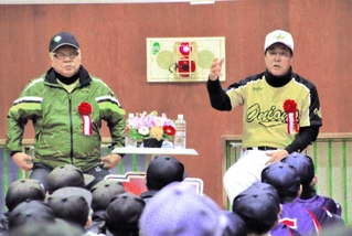 トークショーで小学生らの質問に答える（左から）掛布雅之さんと中西清起さん＝南あわじ市南淡Ｂ＆Ｇ海洋センター体育館