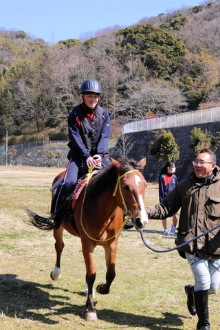 乗馬を体験する生徒＝洲本市下加茂１