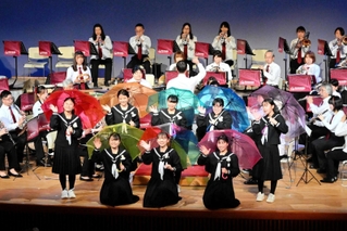 ダンスや演奏を披露した一宮中学吹奏楽部の生徒と洲本吹奏楽団＝いずれも洲本市文化体育館