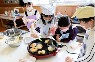 おやきを試作する神代小３年の子どもたち＝南あわじ市神代富田（提供）