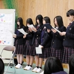 医療の課題について解決策を発表する生徒＝津名高校