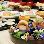お披露目会では島内の料理人らが考案したサクラマスメニューが並んだ＝南あわじ市志知佐礼尾