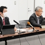 百条委員会の期間について話す木戸隆一郎委員長（左）と柳川真一副委員長＝洲本市役所