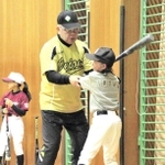 小学生にバッティングを指導する掛布雅之さん＝南あわじ市南淡Ｂ＆Ｇ海洋センター体育館