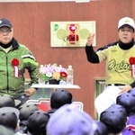 トークショーで小学生らの質問に答える（左から）掛布雅之さんと中西清起さん＝南あわじ市南淡Ｂ＆Ｇ海洋センター体育館