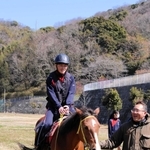 乗馬を体験する生徒＝洲本市下加茂１