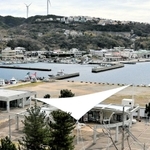 にぎわいづくりへ動き出す丸山漁港。魚彩館（正面下）は閉館が決まった＝南あわじ市阿那賀