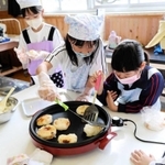 おやきを試作する神代小３年の子どもたち＝南あわじ市神代富田（提供）