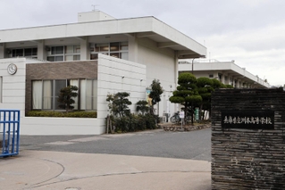 第１志望の出願者数が初めて定員割れした洲本高校＝洲本市上物部２