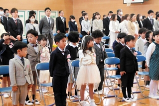 期待を胸に入学式に臨む大野小学校の１年生ら＝大野小学校