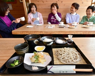 女子会などのグループ利用を想定した新メニュー「生田村定食」＝そばカフェ生田村