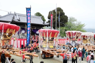 境内に集結しただんじり＝南あわじ市阿万上町