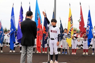開会式で宣誓する岩屋フェニックスの東根正弥主将＝淡路市佐野新島