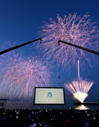 映画上映前に打ち上げられる花火＝大浜海水浴場（撮影・内田世紀）