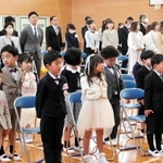 期待を胸に入学式に臨む大野小学校の１年生ら＝大野小学校