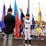 開会式で宣誓する岩屋フェニックスの東根正弥主将＝淡路市佐野新島