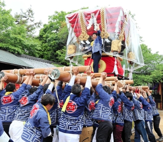 「ささげましょ」のかけ声で上がっただんじり＝淡路市志筑