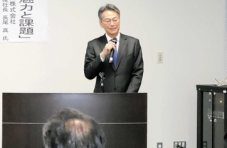 市職員や地域住民を前に講演する神姫バスの長尾真社長＝淡路市役所