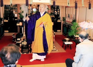 法話を披露する小池陽人さん＝淡路市浦