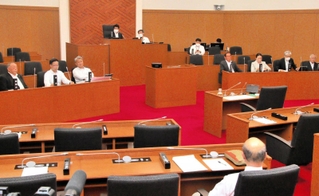 上崎勝規市長を追及した百条委員会＝洲本市役所