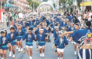 ２０１９年のまつりで練り踊る子どもたち＝洲本市、堀端筋