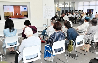 百条委員会を中継するモニターに見入る市民ら＝洲本市役所