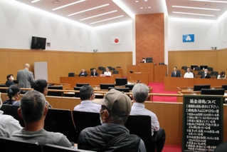 百条委員会が始まる前の議場。この後、中央にパーティションが置かれ、元課長が証言に立った＝洲本市役所