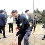 アーモンドを植樹するバーチャル島民の男性＝淡路市野島常盤