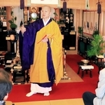 法話を披露する小池陽人さん＝淡路市浦