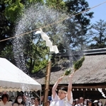 ササを使って釜の湯を振りまく巫女＝伊弉諾神宮