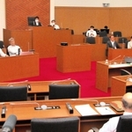 上崎勝規市長を追及した百条委員会＝洲本市役所