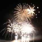 ５年前に夜空を彩った花火＝洲本市、大浜海岸