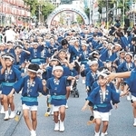 ２０１９年のまつりで練り踊る子どもたち＝洲本市、堀端筋