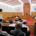 百条委員会が始まる前の議場。この後、中央にパーティションが置かれ、元課長が証言に立った＝洲本市役所