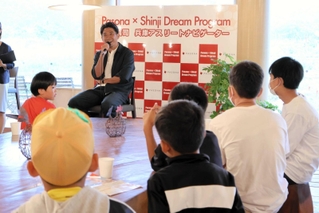 参加した子どもたちの質問に笑顔で答える香川真司選手＝淡路市野島常盤